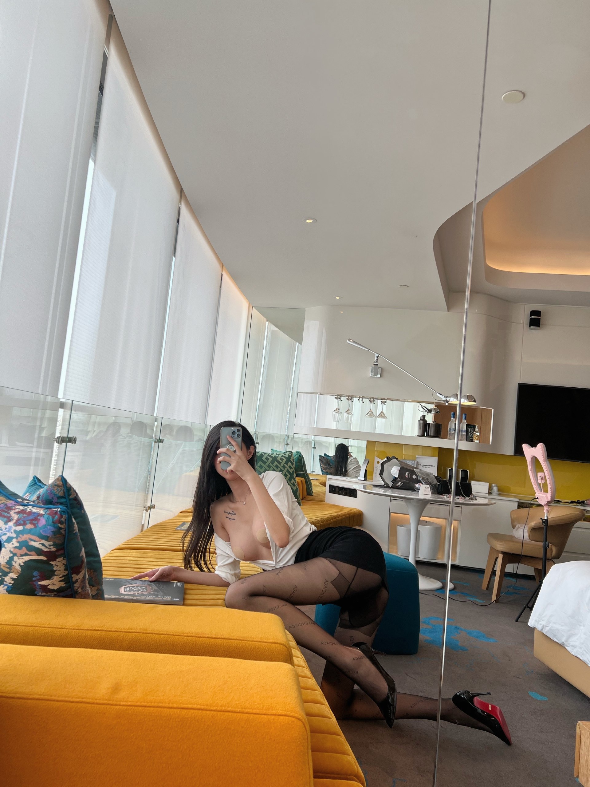 #微密圈 两位美女在比谁的身材性感和骚【完整视频】
