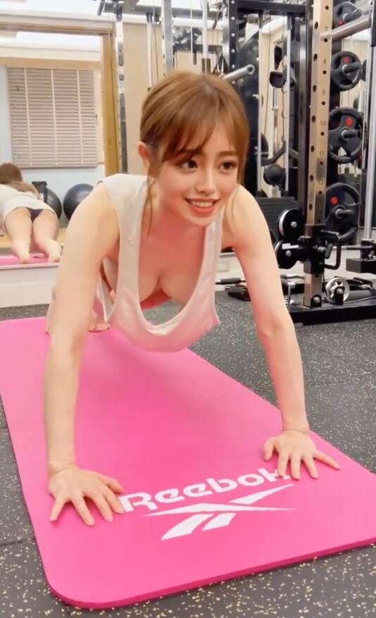 吃瓜# 抖音美女在健身房练瑜伽 太性感了