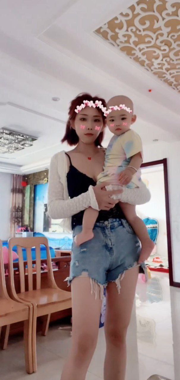 #吃瓜 刚结婚一年多的少妇宝妈 背着老公跟我在家里约，酒店开房约，车震都玩过，这骚货，越玩越骚  第2张