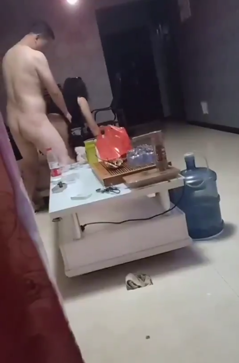 #吃瓜 兄弟喝醉睡着了，和他老婆在房间偷偷在做爱  第1张