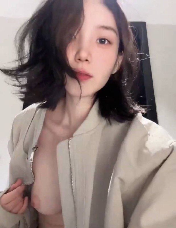 #吃瓜 姐姐的闺蜜还是个嫩嫩的性感小少妇，每天都在和我偷情，这种感觉越来越上瘾了  第1张